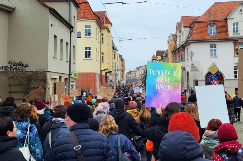 Demonstration mit einem Schild "Demokratie ohne Haken"