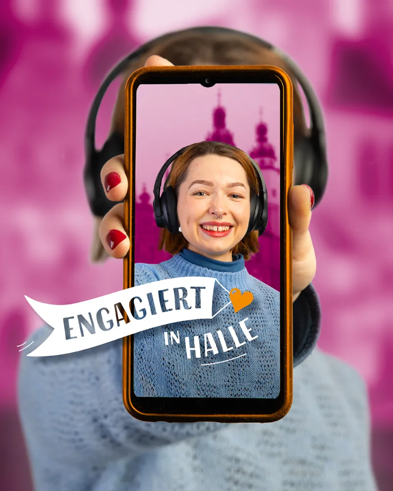 Eine Frau h&auml;lt ihr Handy hoch, auf dem ihr Gesicht zu sehen ist