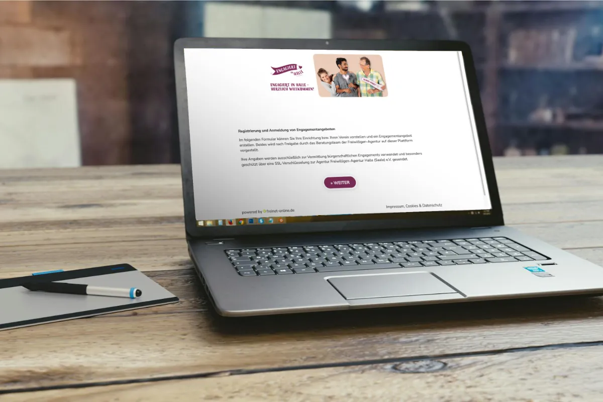 Laptop mit ge&ouml;ffneter Website auf Schreibtisch