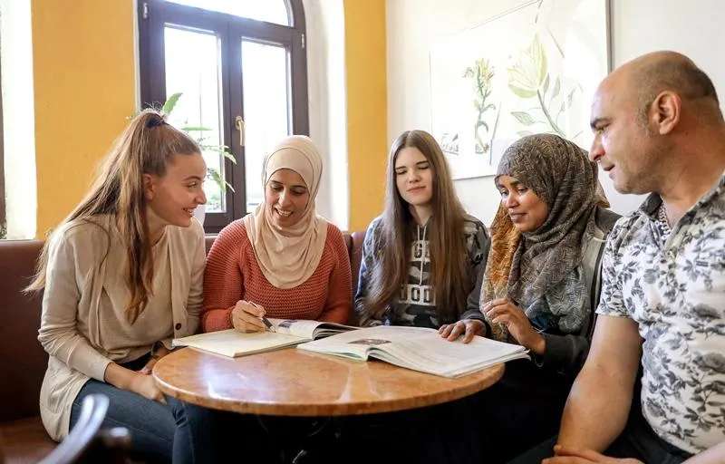 Auszubildende unterst&uuml;tzen Migrant*innen beim Deutschlernen