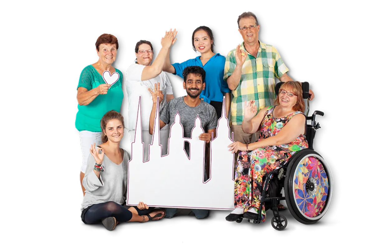 Eine Gruppe Menschen mit einer Papp-Illustration der 5 T&uuml;rme Halles