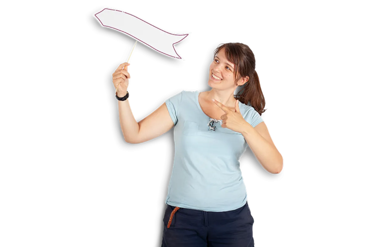 Eine junge Frau zeigt auf ein Pappschild in Pfeilform