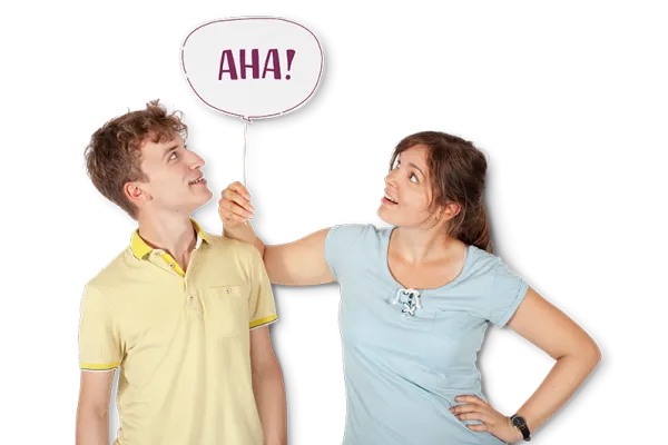 Eine Frau und ein Mann blicken in die H&ouml;he zu einem Schild mit dem Text "Aha"