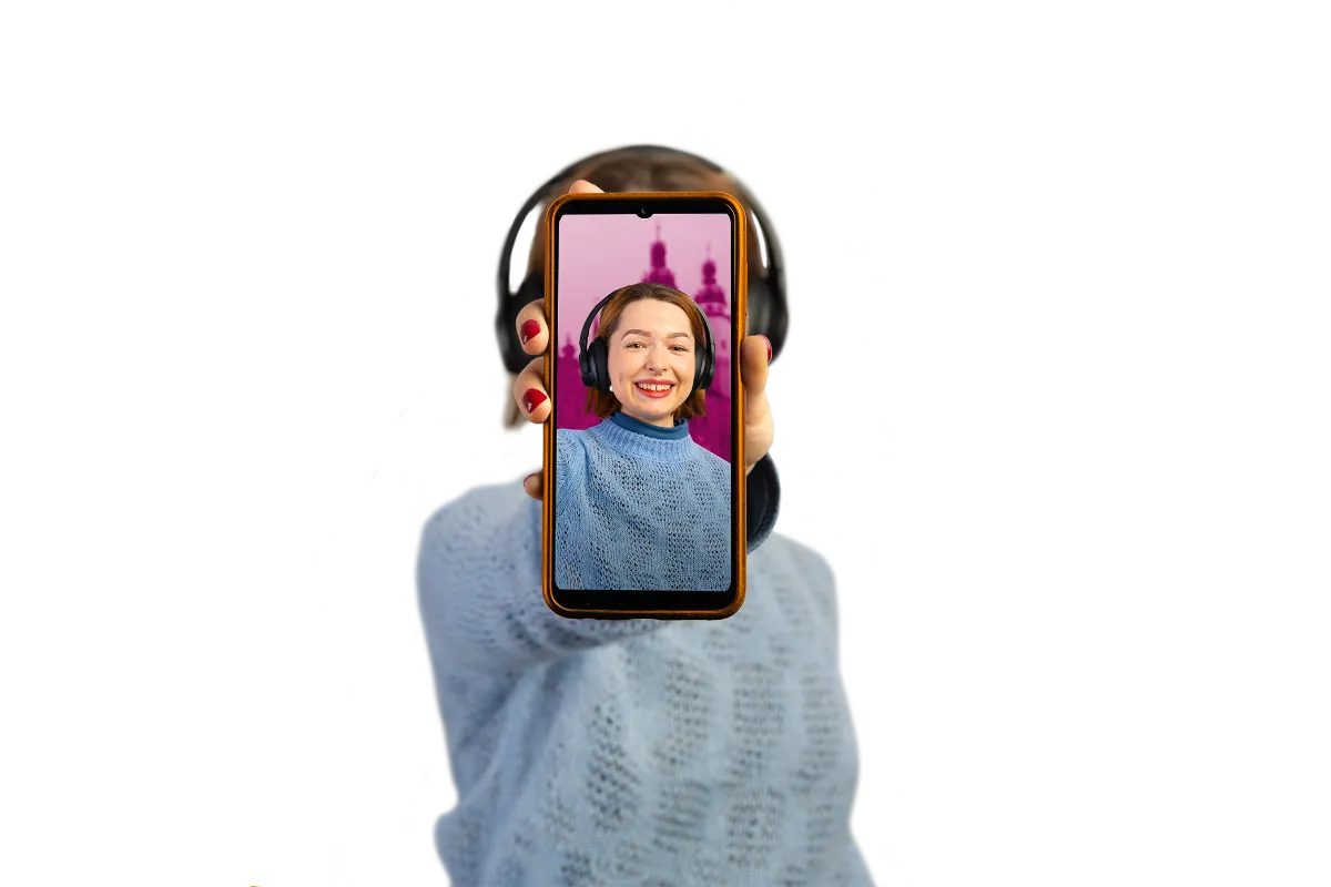 Eine Frau h&auml;lt ein Handy hoch, auf dem ihr Gesicht zu sehen ist