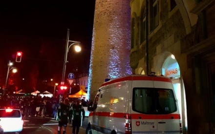 Einsatz am Leipziger Turm - ein Krankenwagen steht bei Nacht am Leipziger Turm