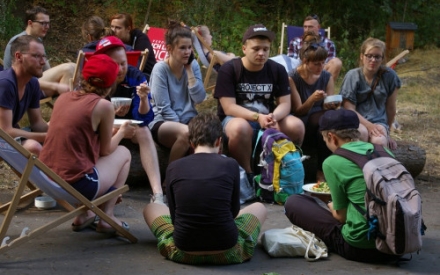 Junge Menschen in einem Sitzkreis