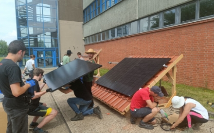 hier werden im Solarcamp Halle 2024 gerade die PV-Module auf unsere &Uuml;bungsd&auml;cher installiert