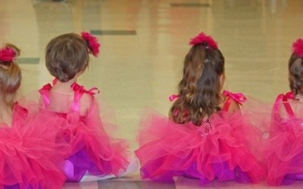Eine Gruppe Kinder in Tanz-Outfits
