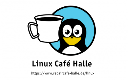 in einem blauen Kreis ist das Linux-Symbol, ein Pinguin zu sehen, neben ihm eine Kaffeetasse als Symbol des Repair-Caf&eacute;s. Darunter steht Linux Caf&eacute; Halle sowie eine Webadresse