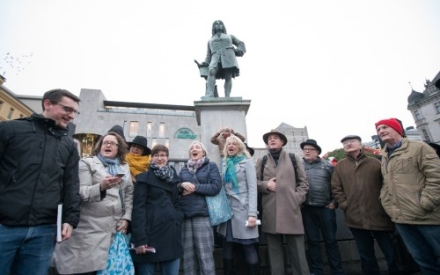 Menschen singen vor dem H&auml;ndeldenkmal in Halle