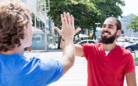 2 junge M&auml;nner die sich mit Handschlag begr&uuml;&szlig;en