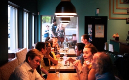 Menschen in einem Caf&eacute;