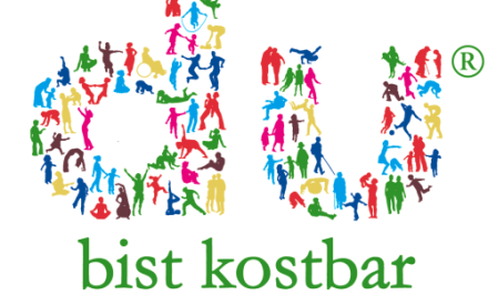 Eine Grafik zeigt den bunten Schriftzug "du bist kostbar".