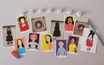 Verschiedene Karten mit Figuren
