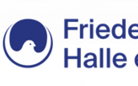 Logo vom Friedenskreis: ein dunkelblauer Kreis mit einer wei&szlig;en Taube, die ihre Fl&uuml;gel ausbreitet. Daneben der Schriftzug Friedenskreis Halle e. V.
