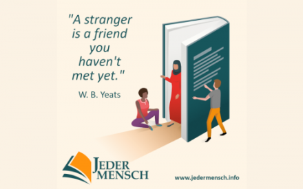 Eine Grafik zeigt ein aufgeklapptes Buch, dass aufrecht steht. Es tritt eine Frau mit Kopftuch heraus; rechts steht eine Person und liest den Text auf der Buchr&uuml;ckseite. Vor dem Buch sitzt eine weitere Frau. Links neben dem Buch steht der Schriftzug: "A stranger is a friend you haven't met yet." W.B. Yeats