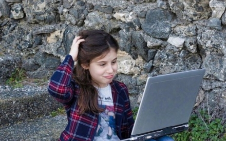M&auml;dchen mit Laptop