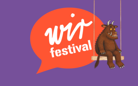 orange Sprechblase vom Wir Festival mit dem Gr&uuml;ffelo auf der Schaukel davor