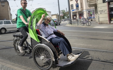 Fahrrad-Rikscha mit einer &auml;lteren Frau