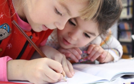 Zwei Kinder bei Schularbeiten
