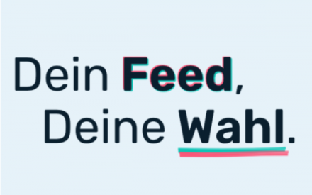Vor hellblauem Hintergrund ist der dunkelblaue Schriftzug "Dein Feed, Deine Wahl zu sehen. Die W&ouml;rter Feed und Wahl sind dick hervorgehoben. Das Wort Wahl ist bunt unterstrichen.