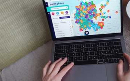 ein Laptop mit der Interaktiven Karten f&uuml;r Jewish Places und zwei H&auml;nde auf der Tastatur