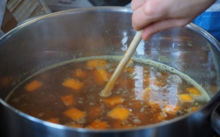 Topf mit Suppe und Kochl&ouml;ffel