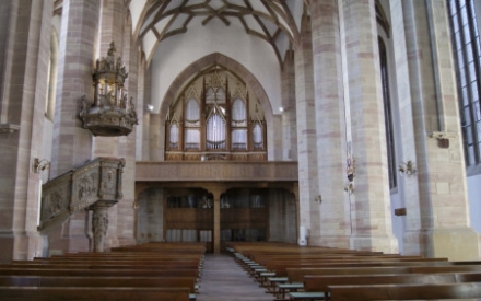 Innenraum der Moritzkirche in Halle mit Blick auf die Orgel
