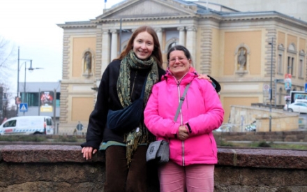Zwei junge Frauen stehen vor dem Opernhaus in Halle (Saale)