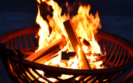 Feuerschale mit gem&uuml;tlichem Feuerchen