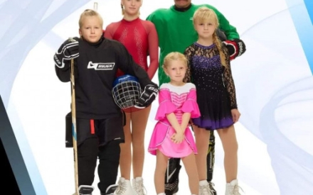 Auf einem Foto stehen 4 Kinder unterschiedlichen Alters und ein Mann. Alles tragen Eislauf-Kleidung bzw. ein Eishockey-Outift. In der linken unteren Ecke ist das Logo HEC des Halleschen Eissportclubs zu sehen.