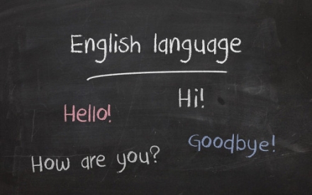 auf einer schwarzen Tafel stehen, mit bunter Kreide geschrieben, verschiedene Worte in englischer Sprache