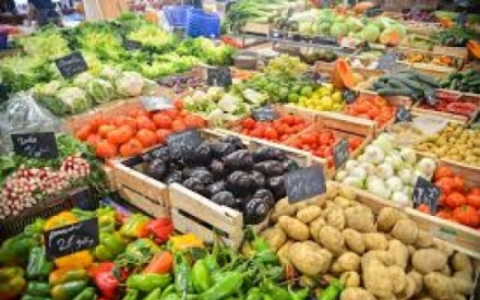 bunter Marktstand mit Obst und Gem&uuml;se