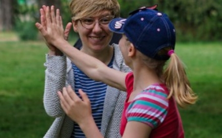 Johanna mit ihrem Patenkind