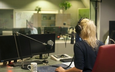 Eine Moderatorin in einem Radio-Studio