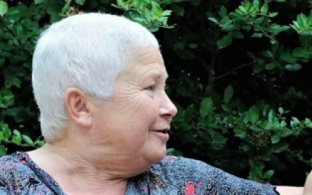 Seniorin unterh&auml;lt sich mit junger Frau