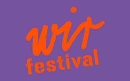 WIR Festival Logo in NEonOrange auf lila Hintergrund