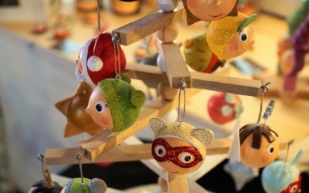 Mobile mit Holzfiguren