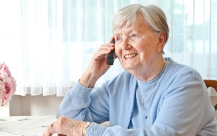 Seniorin am Telefon