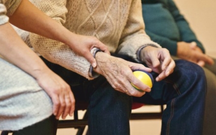 Nahaufnahme von H&auml;nden - ein Senior h&auml;lt einen kleinen Ball in der Hand