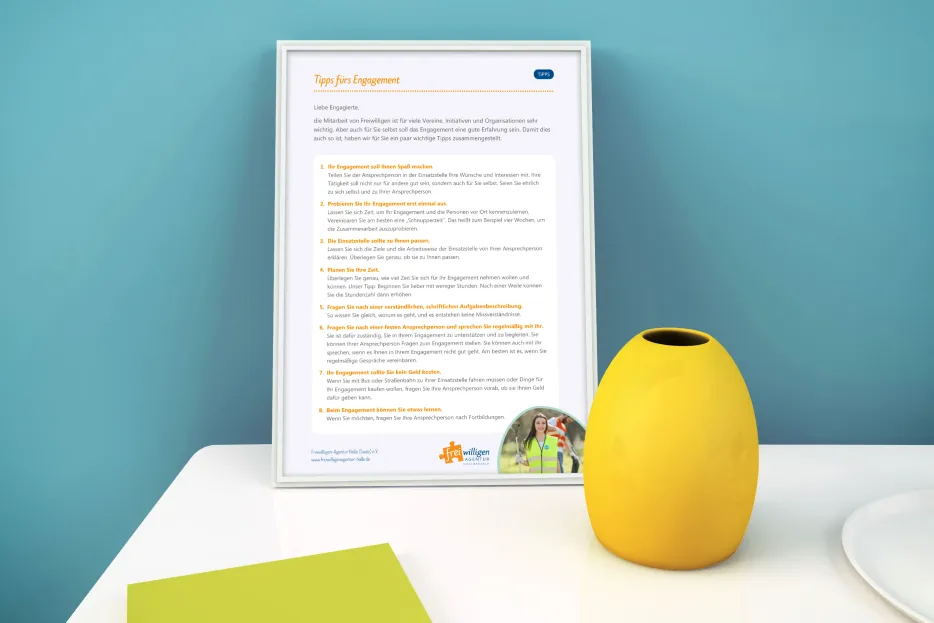Eine gerahmte Checkliste auf einer Kommode