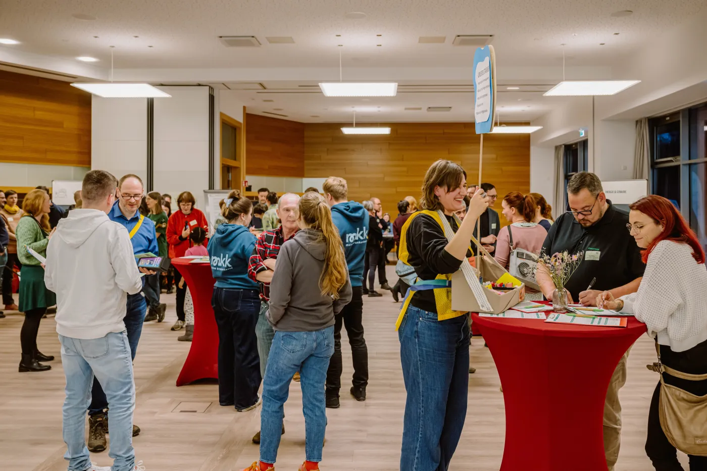 Impressionen Klimamarktplatz 2025 - Viele Personen unterhalten sich
