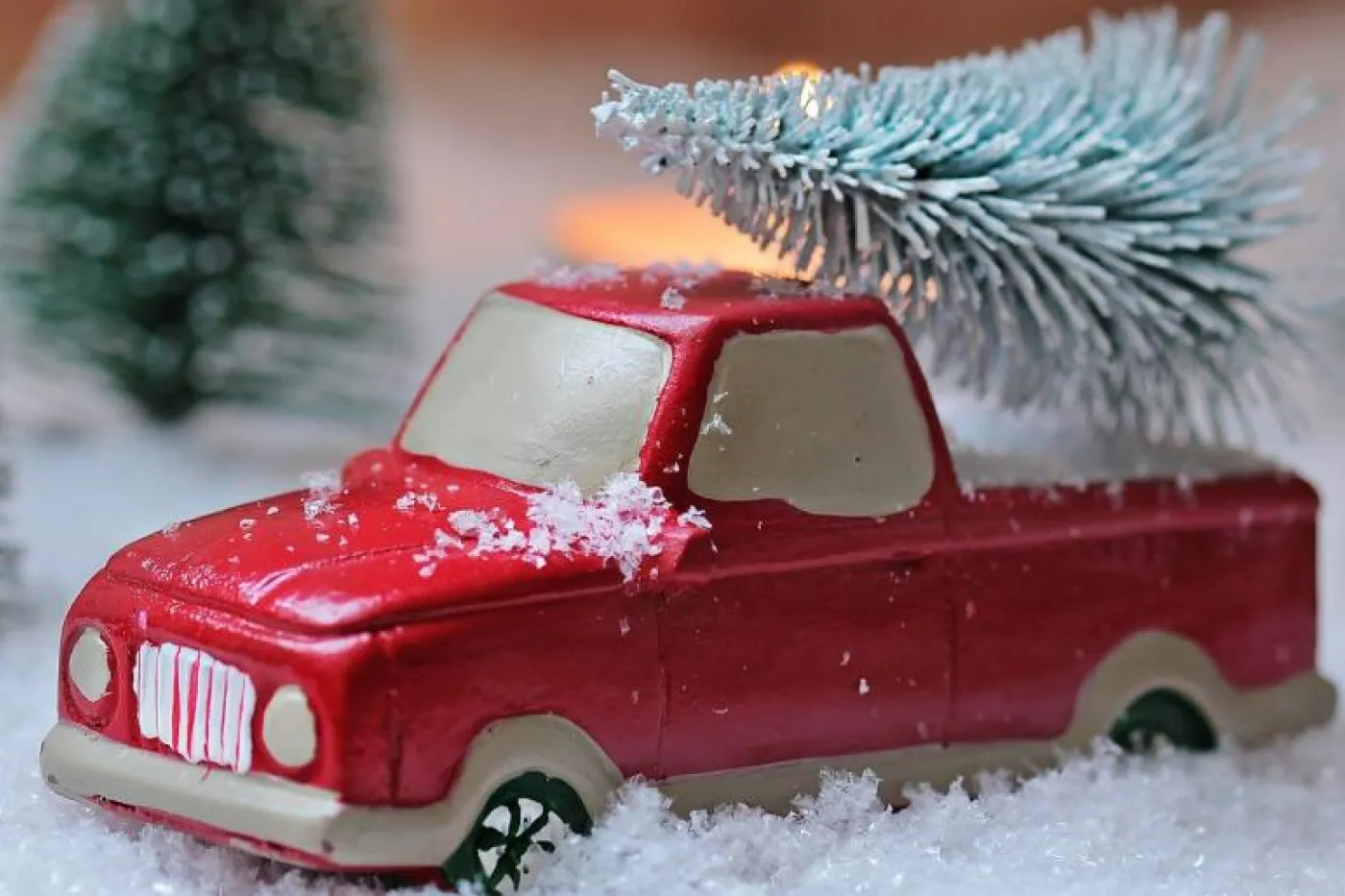 Spielzeugauto mit Baum und mit Kunstschnee