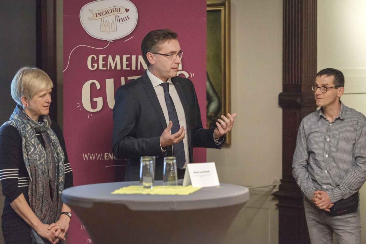 Start Engagementplattform Halle - Gesprächsrunde 3 Personen am Stehtisch