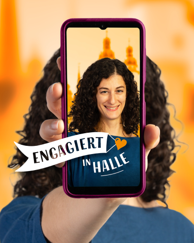 Eine Frau hält ihr Handy hoch, auf dem sie zu sehen ist