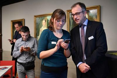 Start Engagementplattform Halle Eine Frau zeigt einem Mann etwas auf dem Handy