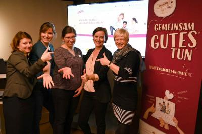 Start Engagementplattform Halle 5 Frauen machen ERfolgszeichen