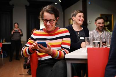 Start Engagementplattform Halle Mehrere Personen mit Handy