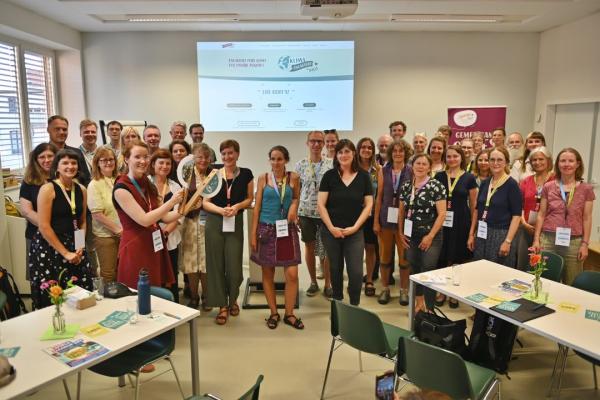 Eine Gruppe Menschen mit einer Präsentation der Klimaplattform www.klima-engagiert-in-halle.de im Hindergrund