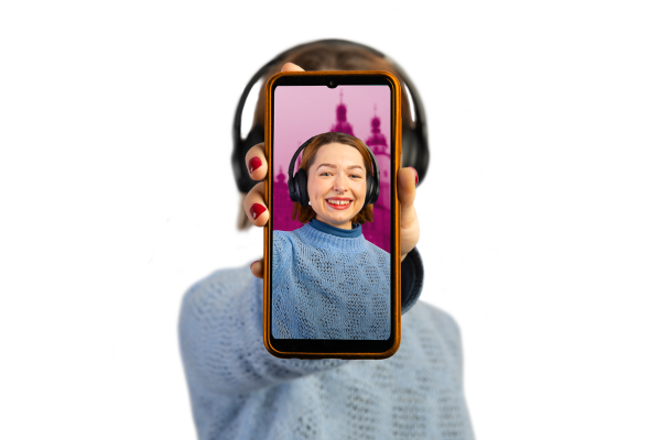 Eine Frau hält ein Handy hoch, auf dem ihr Gesicht zu sehen ist